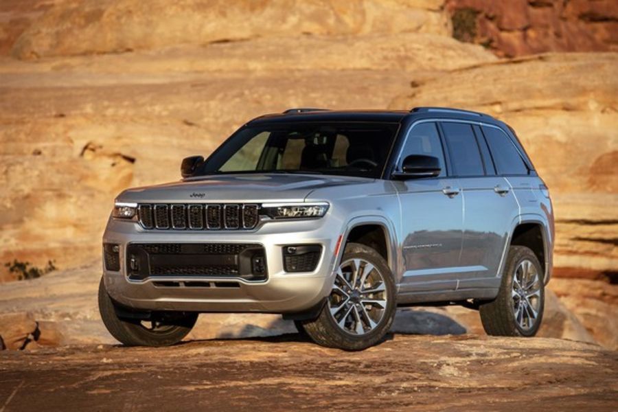 Grey Jeep Grand Cherokee