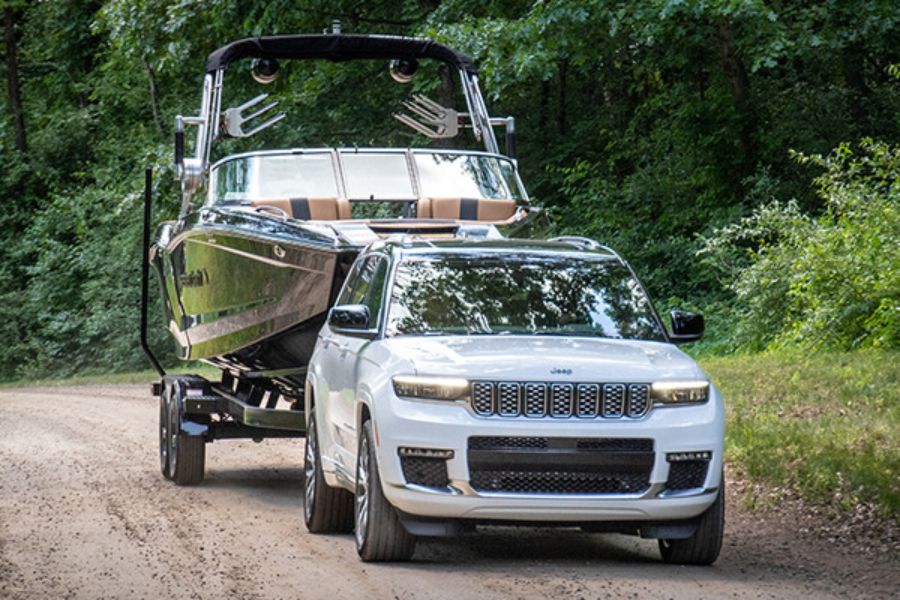 White Jeep Grand Cherokee towing