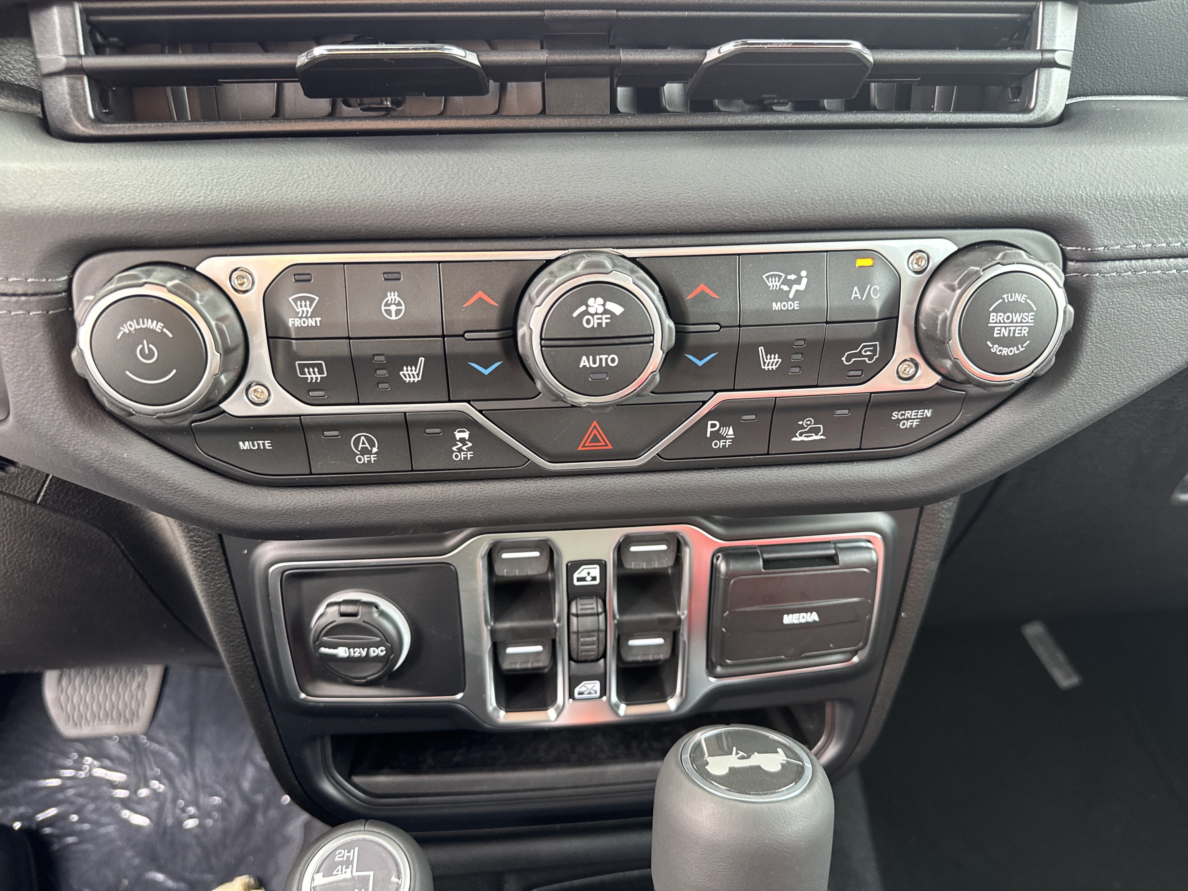 2027 Jeep Wrangler WRANGLER 4-DOOR SAHARA