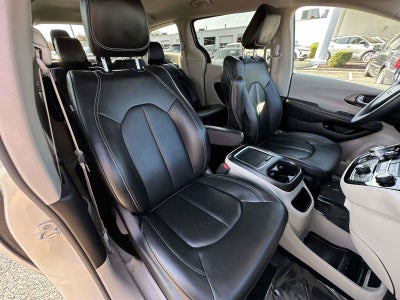 2024 Chrysler Pacifica Hybrid Select