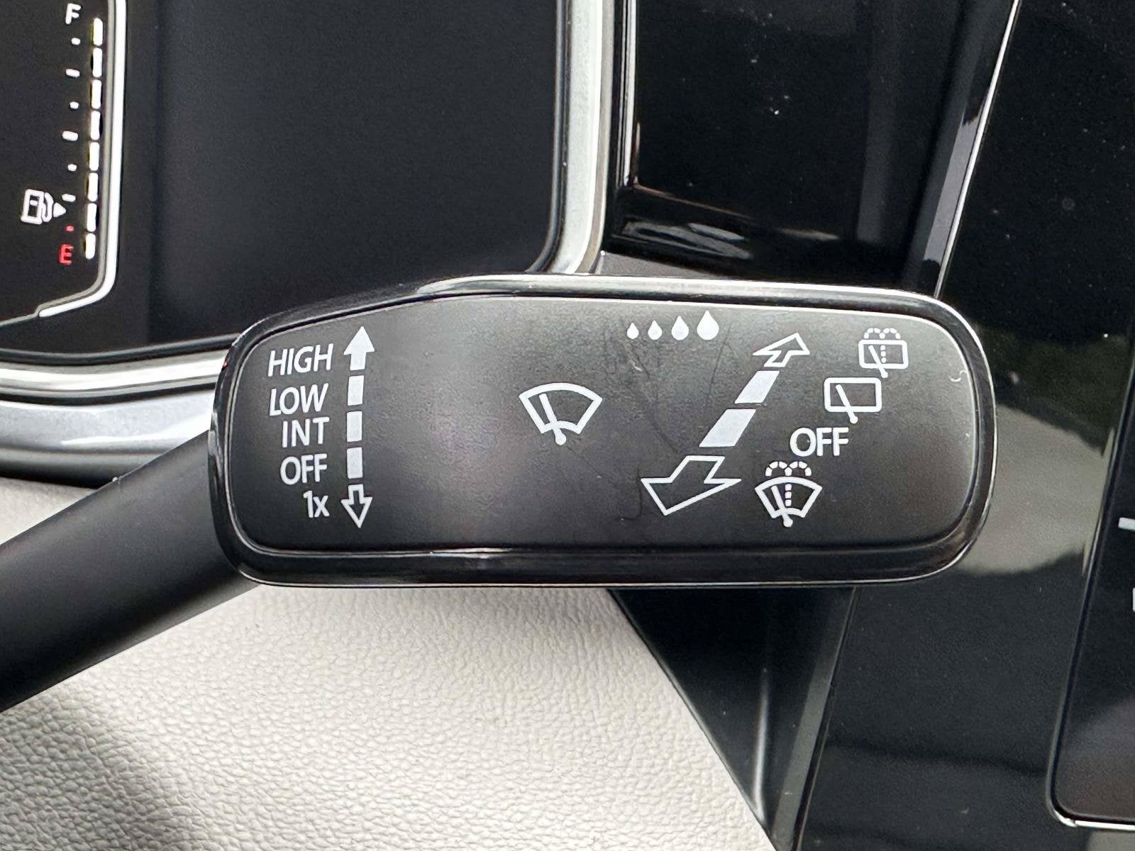 2025 Volkswagen Taos SEL
