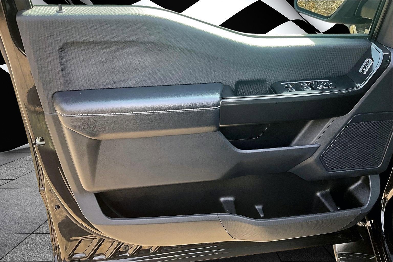 2023 Ford F-150 STX V8 CREW