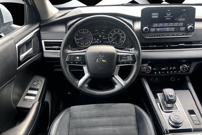 2023 Mitsubishi Outlander SE