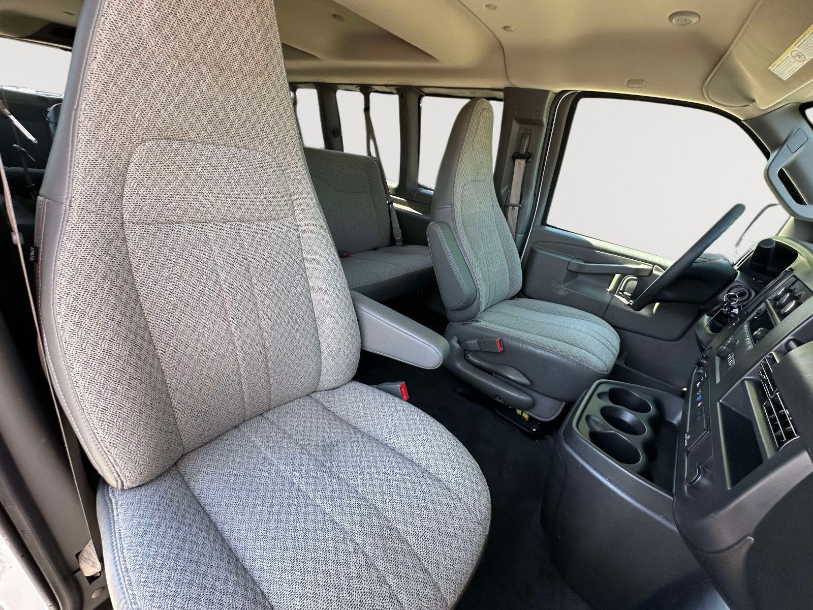 2025 Chevrolet Express Passenger 1LT