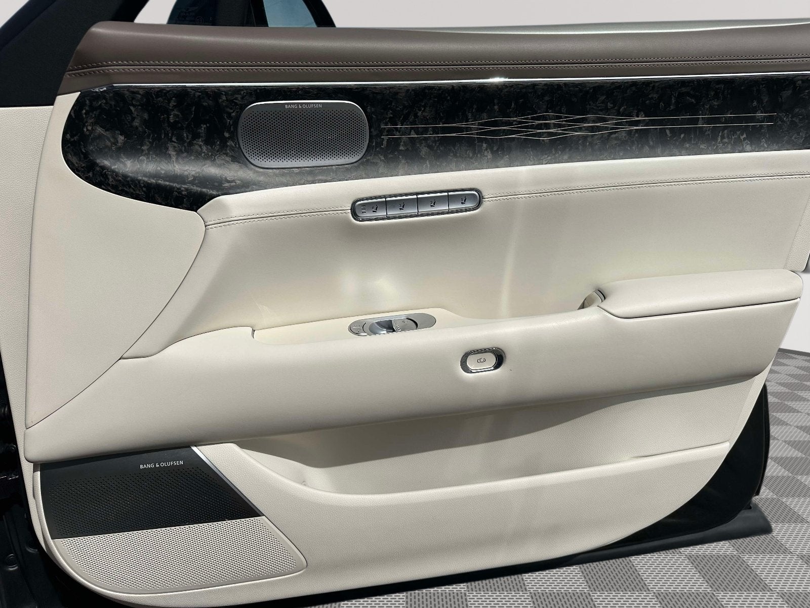 2023 Genesis G90 e-SC